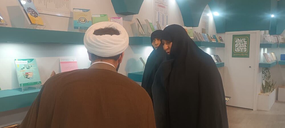 مدیرجامعه الزهرا(س) از بخش حوزوی نمایشگاه قرآن بازدید کرد