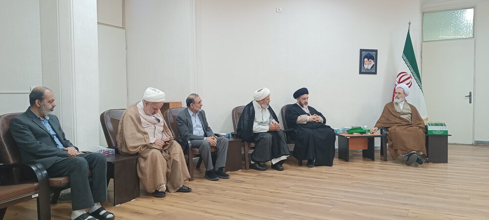 دیدار نوروز آیت الله اعرافی با جمعی از مدیران حوزوی و دستگاههای اجرایی استان
