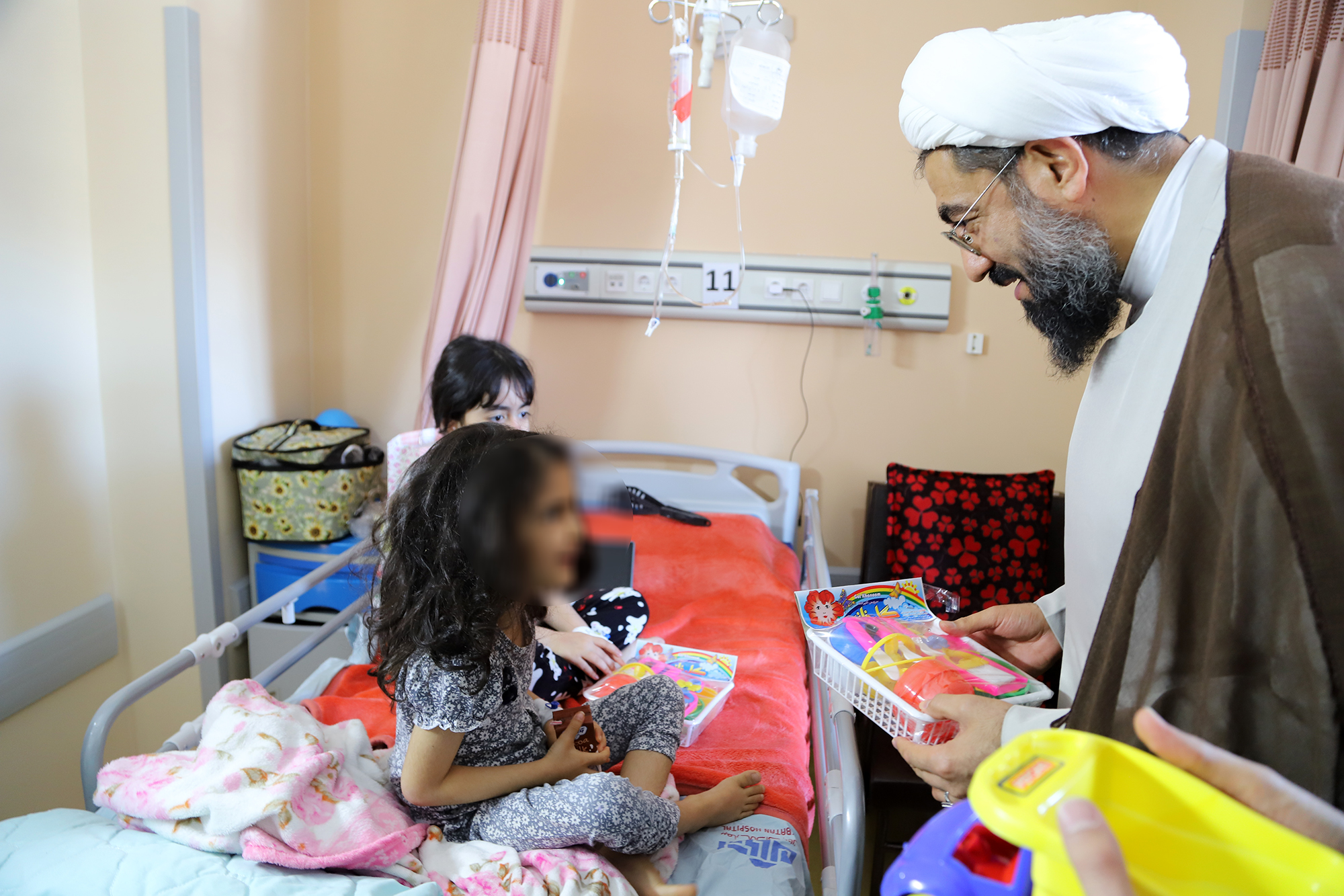 فیلم | دیدار نوروزی امام جمعه همدان با کودکان بستری در بیمارستان تخصصی اکباتان