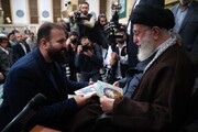 جمع من الشعراء وأساتذة الأدب يلتقون بالإمام الخامنئي