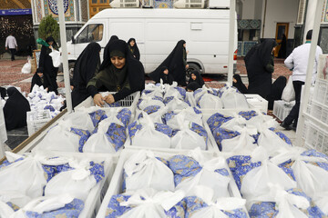 تصاویر/ بزرگترین سفره اکرام رضوی در شب میلاد کریم اهل بیت(علیه‌السلام)