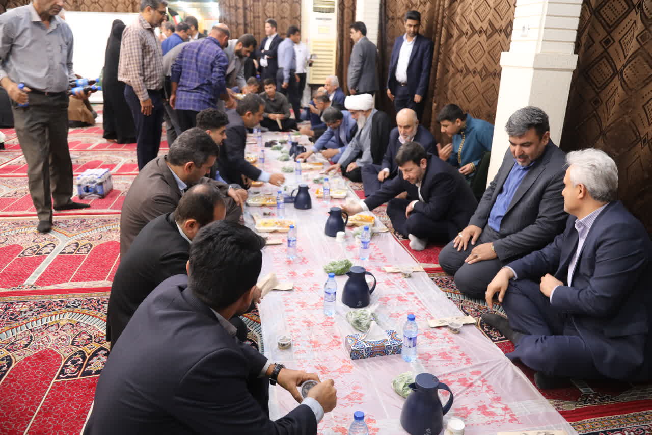 ضیافت افطاری امام جمعه بوشهر با ایتام برگزار شد