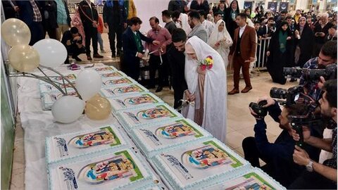 مراسم عقد یک زوج جوان در غرفه ازدواج آسان نمایشگاه بین‌المللی قرآن