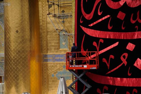بالصور/ نشر معالم الحزن ولافتات السواد في حرم أمير المؤمنين عليه السلام مع قرب ذكرى استشهاده