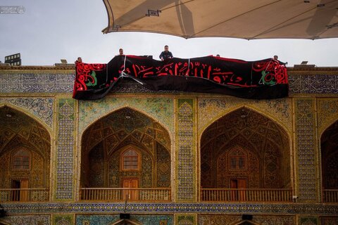 بالصور/ نشر معالم الحزن ولافتات السواد في حرم أمير المؤمنين عليه السلام مع قرب ذكرى استشهاده