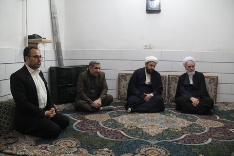 تصاویر/ بازدید و دلجویی آیت الله اعرافی از دو خانواده تحت حمایت کمیته امداد