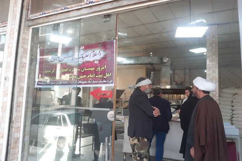 پخت و توزیع نان نذری به نیت امام مجتبی(ع) در کرمانشاه