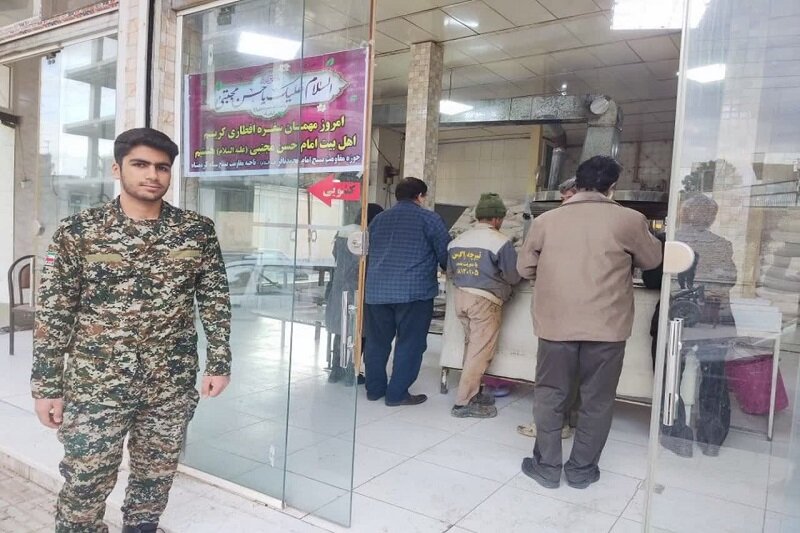 پخت و توزیع نان نذری به نیت امام مجتبی(ع) در کرمانشاه