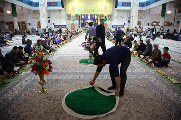 تصاویر/ تلاش خادمان برای برپایی مراسم ترتیل‌خوانی حرم مطهر بانوی کرامت