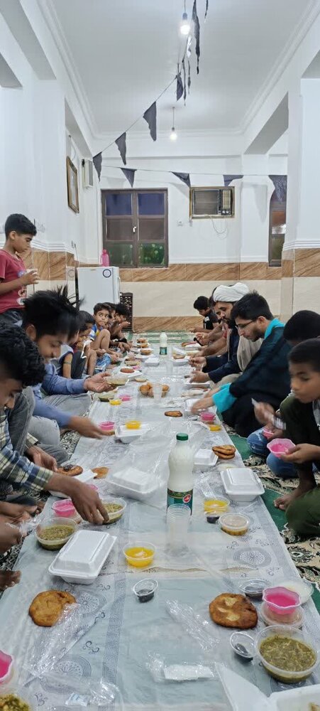 سادگی و یکرنگی زینت بخش سفره هر شب افطاری مسجد الغدیر روستای حمیری «قشم»