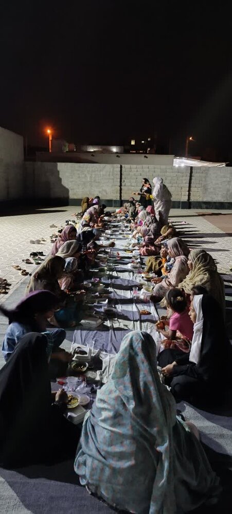 سادگی و یکرنگی زینت بخش سفره هر شب افطاری مسجد الغدیر روستای حمیری «قشم»