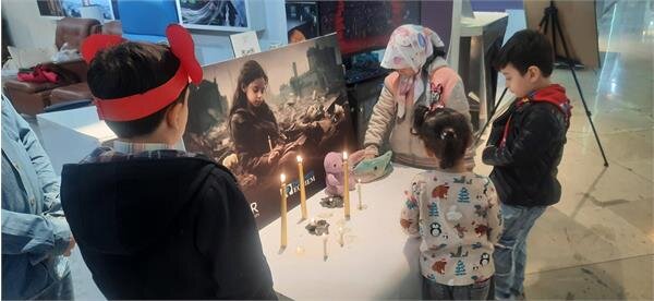 روشن کردن شمع به یاد کودکان غزه در نمایشگاه قرآن