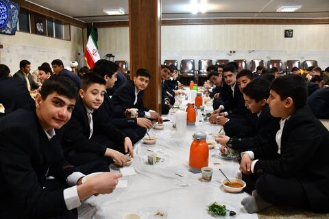 تصاویر / ضیافت افطاری دانش اموزی در دفتر امام جمعه خوی
