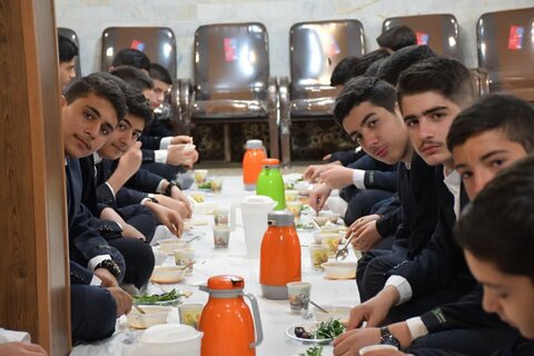 تصاویر / ضیافت افطاری دانش اموزی در دفتر امام جمعه خوی