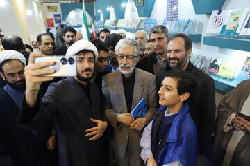 تصاویر/ بازدید دکتر حداد عادل از بخش حوزوی سی و یکمین نمایشگاه بین‌المللی قرآن کریم