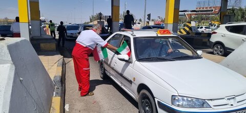 توزیع ۲۵۰۰ پرچم ایران توسط اعضای هلال احمر استان قم