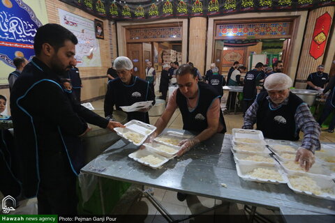 بالصور/ إعداد وتوزيع سلات غذائية ووجبات إفطار بين العوائل الفقيرة والمتعففة في أصفهان