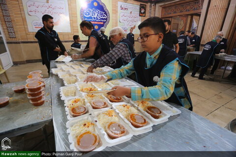 بالصور/ إعداد وتوزيع سلات غذائية ووجبات إفطار بين العوائل الفقيرة والمتعففة في أصفهان