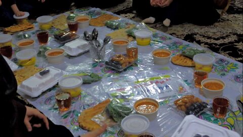 تصاویر /برگزاری مراسم افطاری در منزل شهید مدافع حرم سید موسی حسینی در ساوه