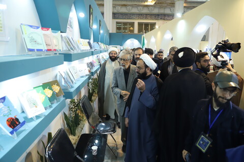 تصاویر/ بازدید دکتر حداد عادل از بخش حوزوی سی و یکمین نمایشگاه بین‌المللی قرآن کریم
