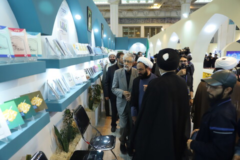 تصاویر/ بازدید دکتر حداد عادل از بخش حوزوی سی و یکمین نمایشگاه بین‌المللی قرآن کریم