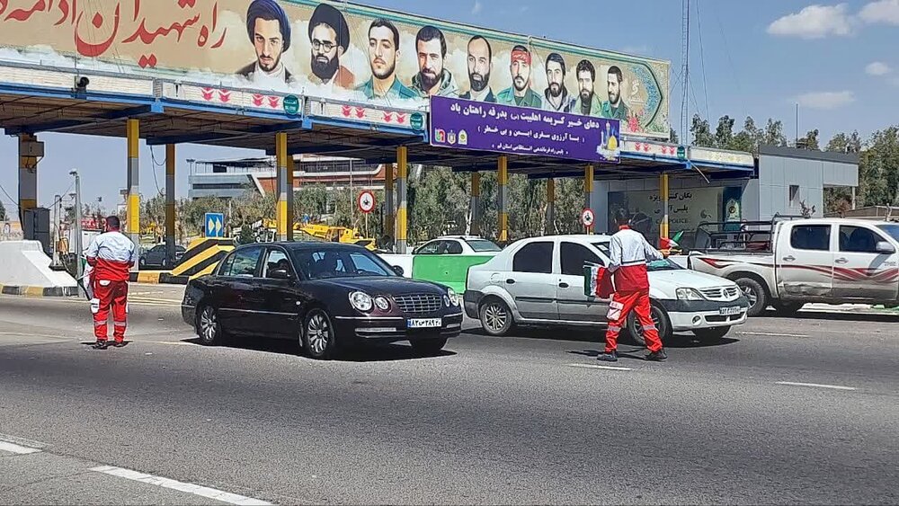 توزیع ۲۵۰۰ پرچم ایران توسط اعضای هلال احمر استان قم
