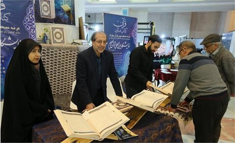مسابقه کتابت قرآن در غرفه "آیات ابراهیمی"  نمایشگاه قرآن