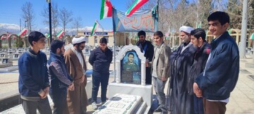 حضور طلاب نهاوندی بر مزار شهید سلگی+عکس