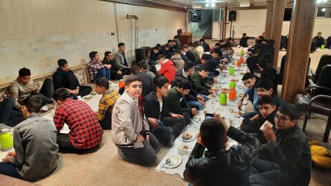 تصاویر/ ضیافت افطاری امام جمعه خوی دانش آموزان