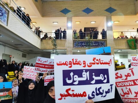تصاویر/ اجتماع طلاب مدرسه علمیه ریحانة الرسول ارومیه در محکومیت حمله رژیم صهیونیستی به کنسولگری ایران در سوریه