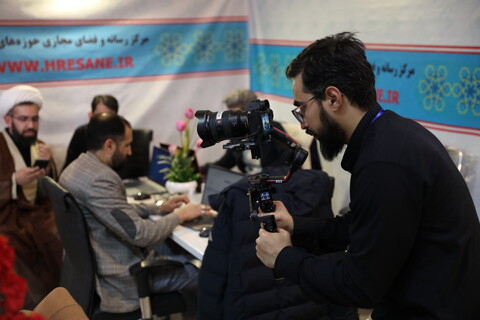 تصاویر/ فعالیت تیم خبری مرکز رسانه و فضای مجازی حوزه‌های علمیه در نمایشگاه قرآن
