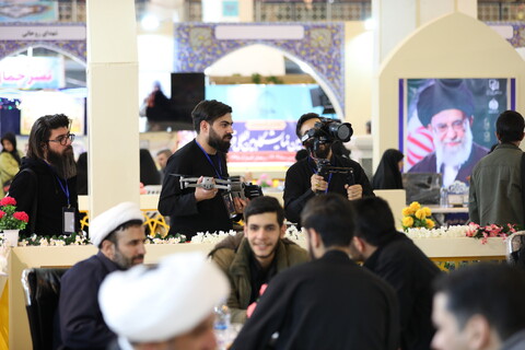 تصاویر/ فعالیت تیم خبری مرکز رسانه و فضای مجازی حوزه‌های علمیه در نمایشگاه قرآن