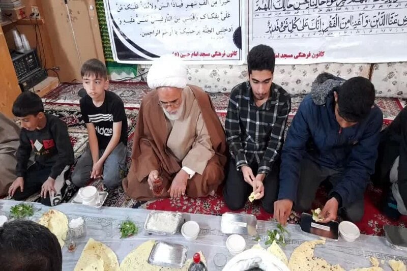 سفره با برکت رهبر انقلاب میزبان روزهداران حاشیهنشین در کرمانشاه شد+ عکس