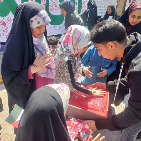 تصاویر/ حواشی راهپیمایی روز قدس یزد از نقاشی خون تا کمک مالی به فلسطین