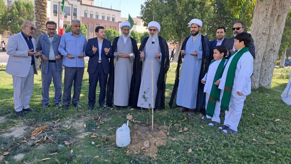 کاشت درخت زیتون توسط امام جمعه بوشهر در روز قدس+عکس