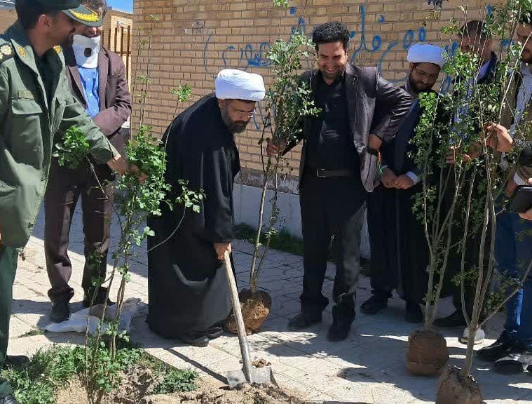 تصاویر/ کاشت نهال به مناسبت روز جهانی قدس در شهر دزج