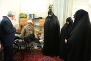 مدیر و مسئولان جامعةالزهرا(س) به دیدار خانواده شهید صداقت رفتند