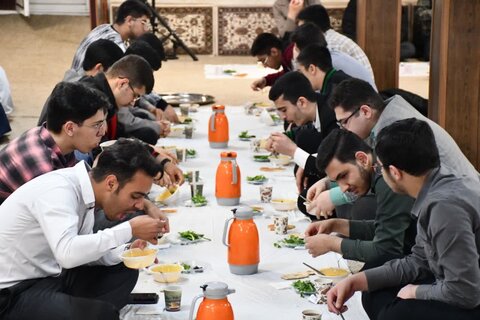 تصاویر/ ضیافت افطاری با حضور دانش آموزان مدارس شهرستان  خوی