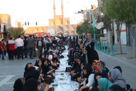 تصاویر/سفره۲۰۰۰متری افطار از حسینیه امیرچقماق تا حسینیه بعثت یزد