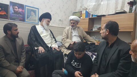 حضور آیت الله حسینی بوشهری در منزل شهید القدس محسن صداقت