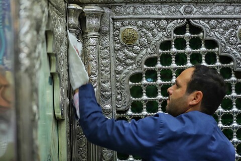 تصاویر/ آیین غبارروبی ضریح مطهر حضرت معصومه (س) در آستانه عید فطر