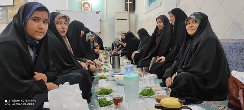 تصاویر/برگزاری ضیافت افطاری در بیست و هفتمین روز  ماه مبارک رمضان در موسسه آموزش عالی حوزوی ریحانه الرسول (س) ساوه