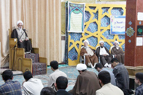 حجت الاسلام والمسلمین غفوری، در نشست صمیمی مراسم افطاری طلاب، اساتید در مدرسه علمیه شهر کرمانشاه