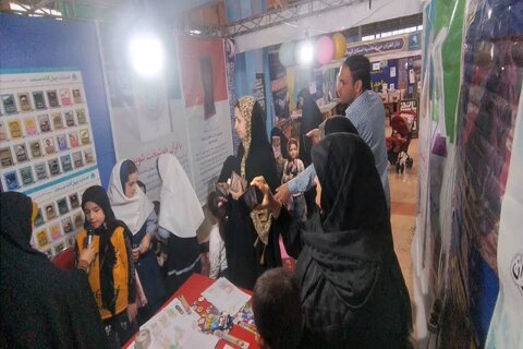 تصاویر/ بازدید دانش آموزان از نمایشگاه «قرآن و عترت» کرمانشاه
