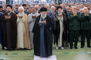 तस्वीरें/ इस्लामी क्रांति के नेता के नेतृत्व में ईद-उल-फ़ित्र की नमाज़ के भावपूर्ण दृश्य