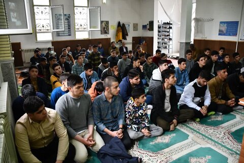 تصاویر /  نشست هم اندیشی دانش آموزان خوی با امام جمعه شهرستان خوی