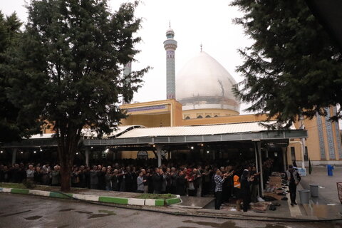 تصاویر/  اقامه نماز بندگی در هوای بارانی ارومیه