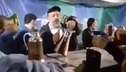 فیلم|  خادمی حاج محمود کریمی در چایخانه امام رضایی ها در ساحل بوشهر