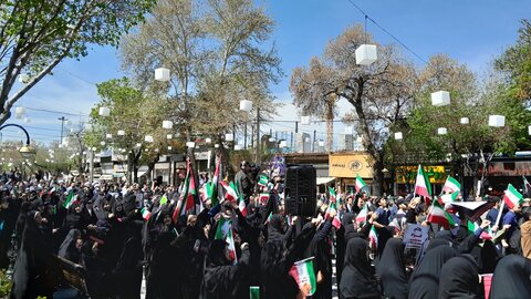 تصاویر/ حضور مردم شهر اراک در تجمع حمایت از حمله سپاه به رژیم صهیونیستی