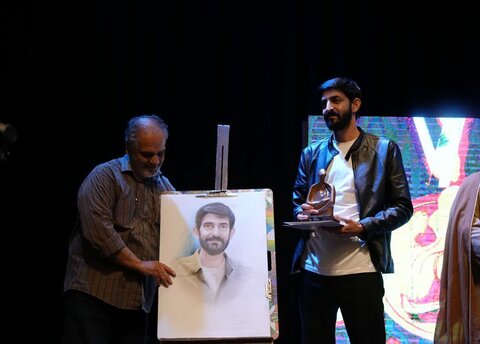 تصاویر مراسم تجلیل از هنرمندان برتر انقلاب اسلامی در لرستان